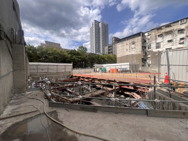 第一層土方開挖及安全支撐完成-2